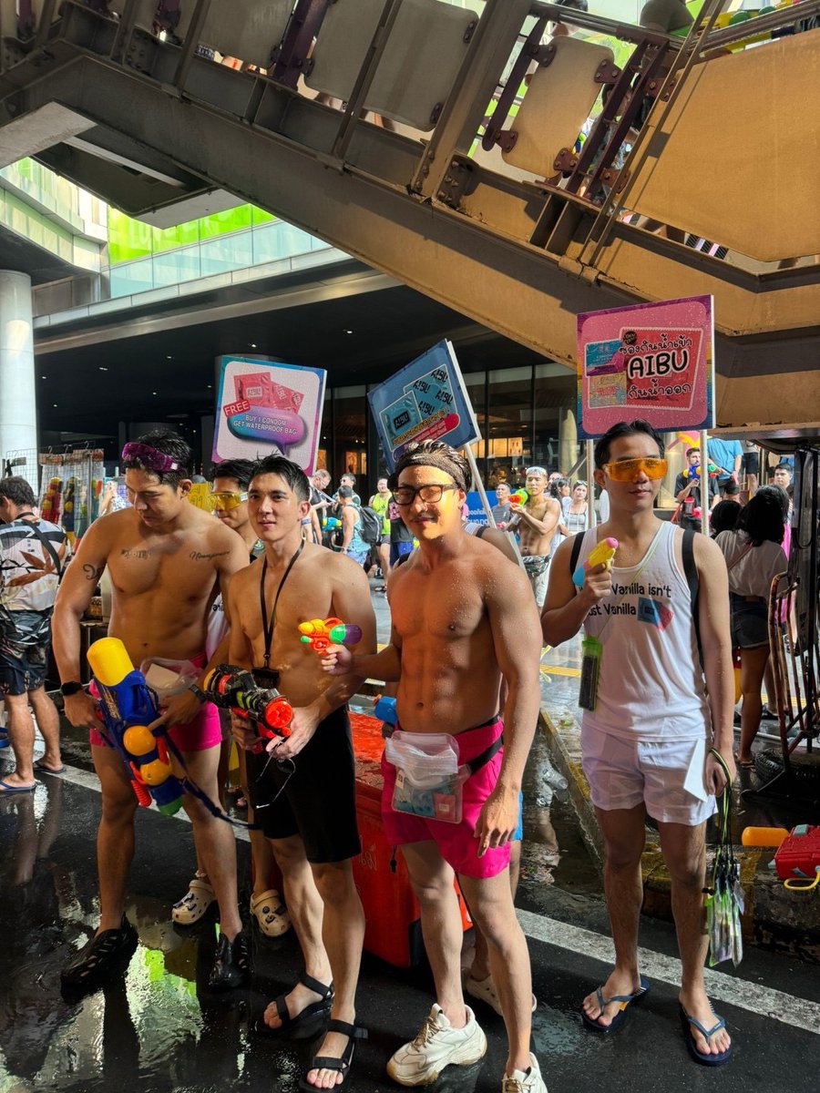 archkns's tweet photo. โปรโมทถุงยางใหม่ได้เสียวปิ๊สุดๆ โอ้ยน้อออออออออล

@aibu_condom
#สงกรานต์2567 #สีลม
#Songkran #thailand https://t.co/dyb167k7QR