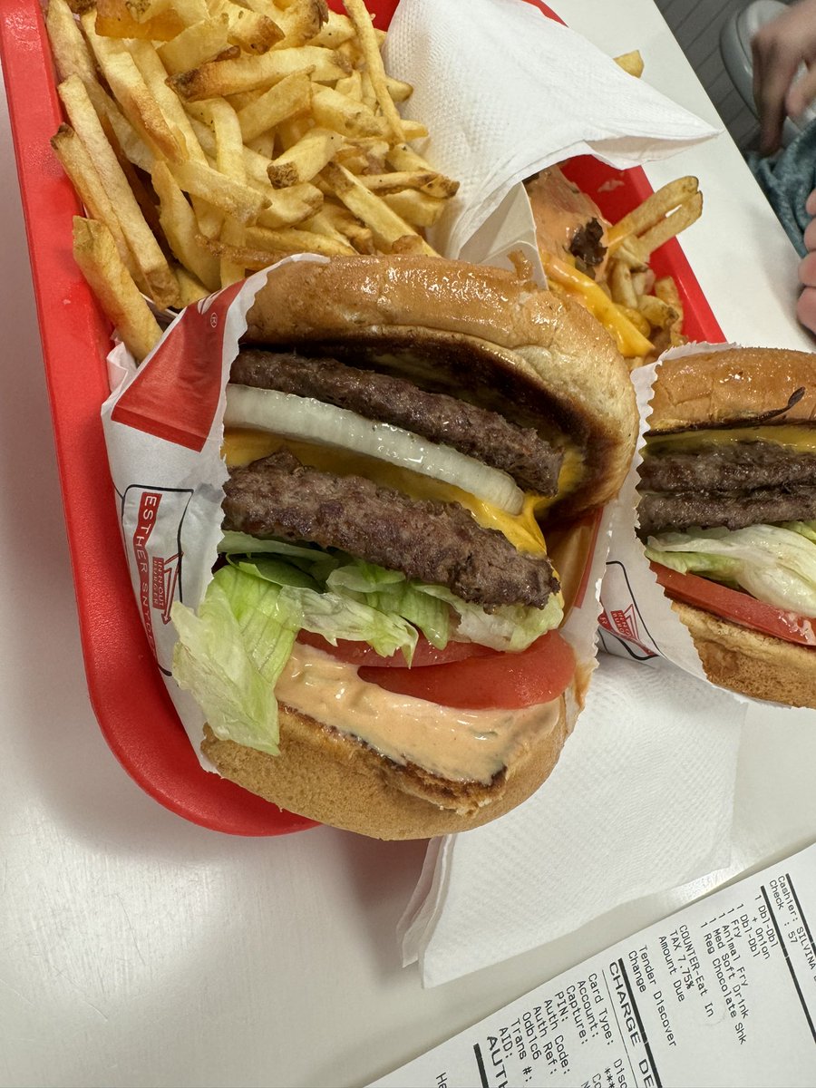 Post escape room snack with @pcarMD and @PedsGasDoc. Can’t pass up @innoutburger when on the west coast. #PedsAnes24