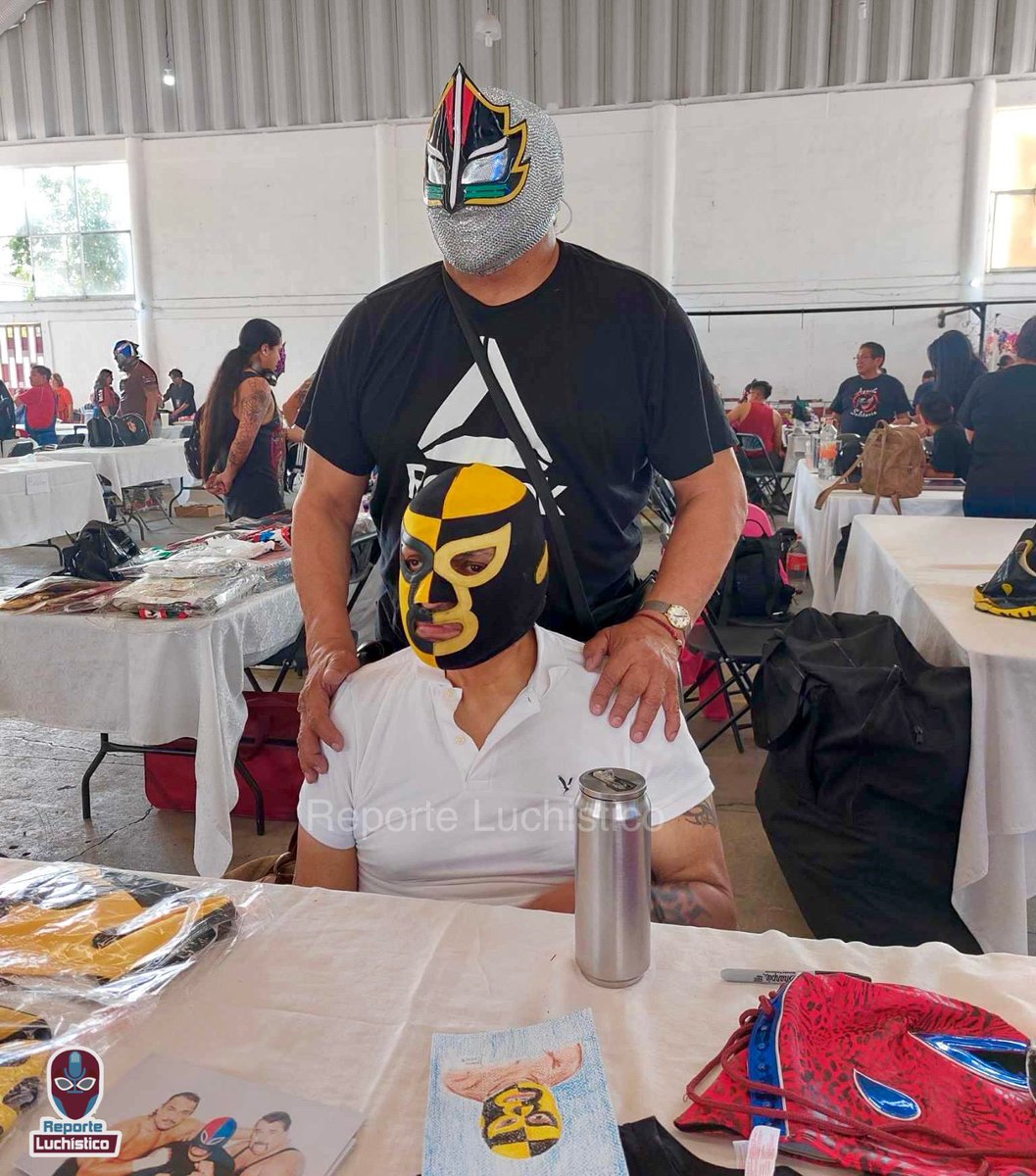 RLuchistico's tweet photo. #MascaraSagrada #Pierroth Encuentro de 2 grandes personalidades de nuestra Lucha Libre que tuvieron rivalidad hoy en #Rockomania #ArenaCM
#reporteluchistico #luchalibre #luchalibreindependiente #luchalibremexicana #luchador #wrestling #wrestler #プロレス #puroresu #レスリング https://t.co/CnfTQY3490