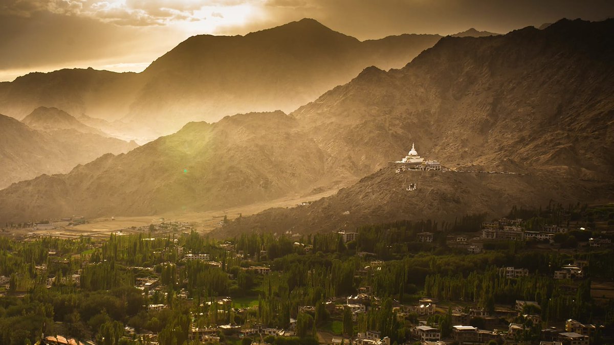 GM! 🚨NEW MINT ALERT🚨 Dusk Hours Leh Palace is a beautiful cliff monastery which stands tall and magnificent while looking from Shanti Stupa. 10 XTZ 10 Edition Check 🔗 in comment section to collect this NFT