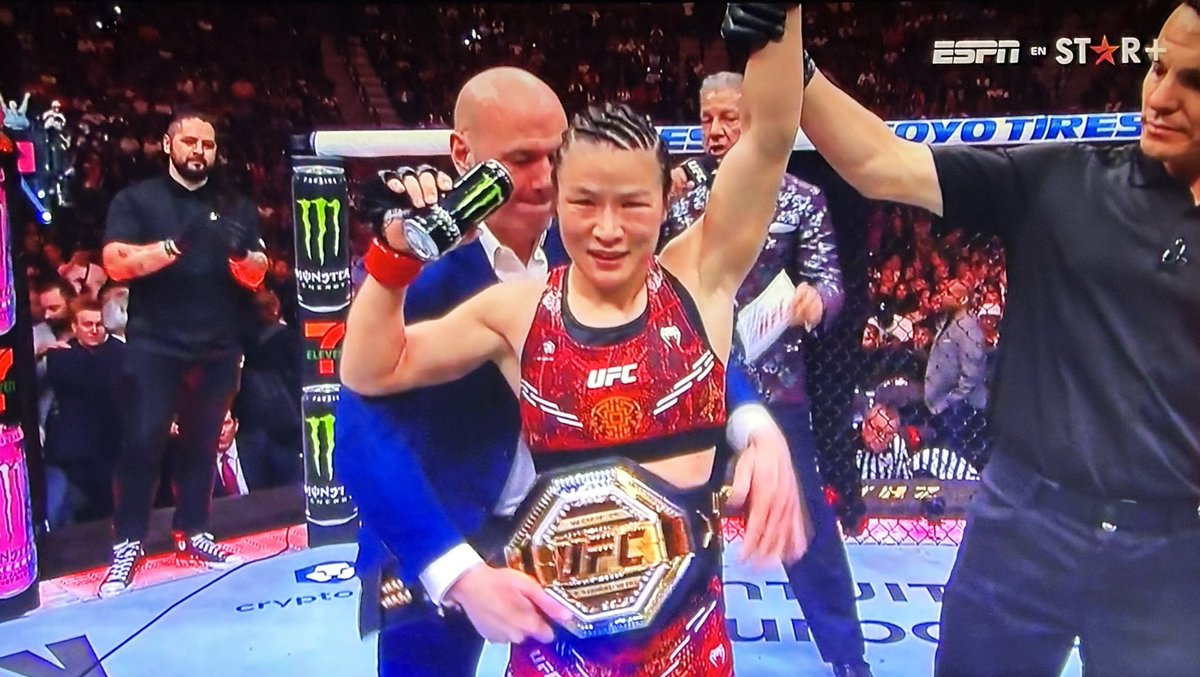 Zhang Weili defiende su cinturón de peso paja. Fuera de un par de momentos en que Xioanan logró conectarla, la campeona dominó con claridad. Insisto, esta pelea hubiera lucido más en China o al menos en Asia. #UFC300