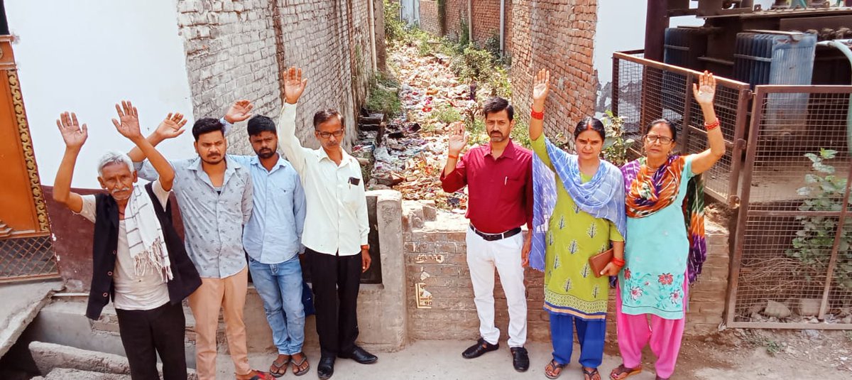 mamtatripathi10's tweet photo. 14अप्रैल फैजुल्लागंज- श्रीनगर में नौ फिट गहरा नाला इस कदर कूड़े से पटा है की नाले के ऊपर कुत्ता टहलता हुआ दिखाई दिया,भीषण गंदगी व बदबू से आसपास के लोगों का जीवन बदहाल हो गया है, लोगों के घरों में बड़े-बड़े कीड़े मकोड़े घुस रहे हैं  प्रत्येक घरों में बच्चे बीमार है
@LMC_Lucknow https://t.co/cyWSaaTKaT