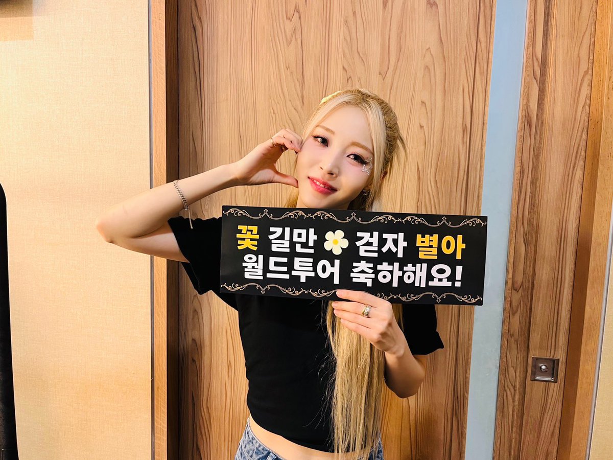 RBW_MAMAMOO's tweet photo. [#문별]

1ST WORLD TOUR IN SINGAPORE
[MUSEUM : an epic of starlit] 

별똥이들과 함께면 더 귀여워지는
문별이 어쩔거니 어쩔거니😘
싱가포르 별똥이들과 함께해서
오늘도 행복하고 감사한 시간이었습니다💕

별똥⭐️ 별⭐️ 크로스🌟

The presence of SHOOTING STAR makes Moonbyul even cuter, what should I do😘
I had a happy and grateful time with the Singapore SHOOTING STAR today 💕

SHOOTING⭐️ STAR⭐️ CROSS🌟

#마마무 #MoonByul #Starlit_of_Muse 
#MUSEUM_an_epic_of_starlit