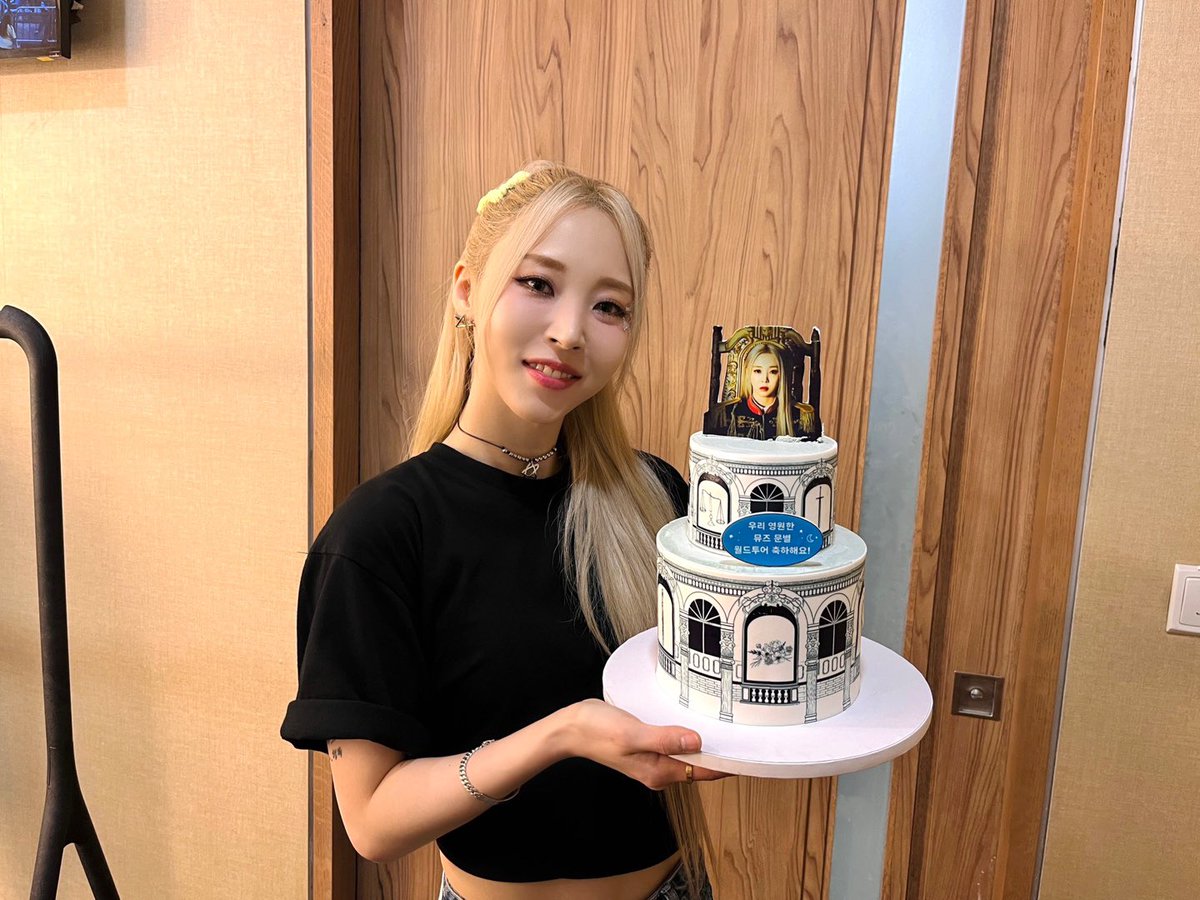 RBW_MAMAMOO's tweet photo. [#문별]

1ST WORLD TOUR IN SINGAPORE
[MUSEUM : an epic of starlit] 

별똥이들과 함께면 더 귀여워지는
문별이 어쩔거니 어쩔거니😘
싱가포르 별똥이들과 함께해서
오늘도 행복하고 감사한 시간이었습니다💕

별똥⭐️ 별⭐️ 크로스🌟

The presence of SHOOTING STAR makes Moonbyul even cuter, what should I do😘
I had a happy and grateful time with the Singapore SHOOTING STAR today 💕

SHOOTING⭐️ STAR⭐️ CROSS🌟

#마마무 #MoonByul #Starlit_of_Muse 
#MUSEUM_an_epic_of_starlit