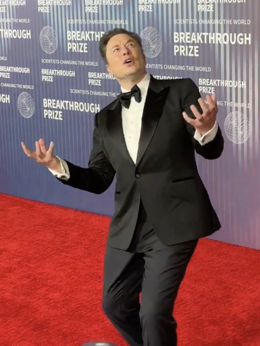 SawyerMerritt's tweet photo. Elon Musk on the red carpet tonight at Breakthrough Prize.

Breakthrough Prize is the world's largest science prize—which awards at least five $3M prizes every year for major contributions to physics, life sciences, and mathematics. https://t.co/ZxbReCcuGV