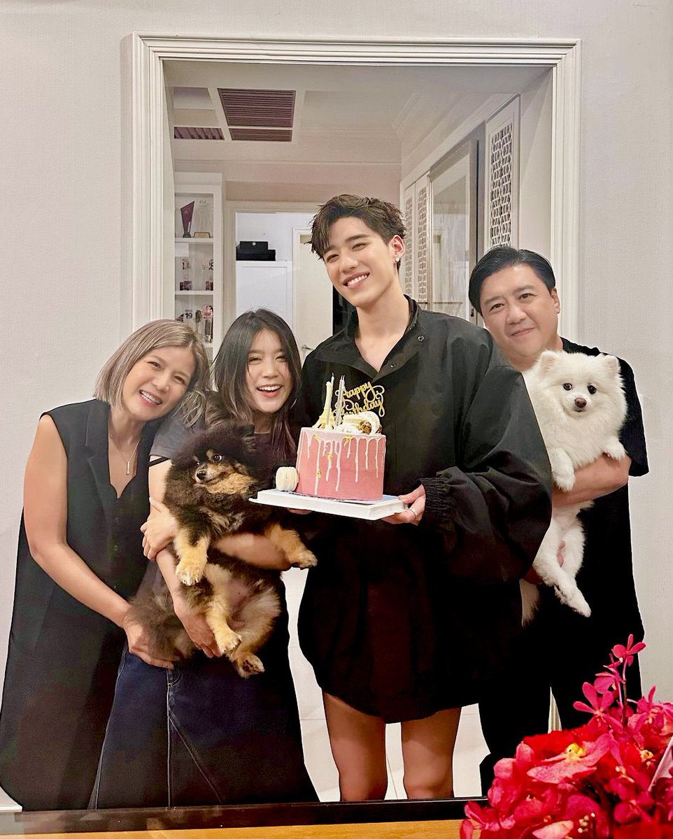 PPKrit_Ent's tweet photo. ‘Happy Family Day’ จากพีพี และครอบครัว 🤍

อยากเห็นรูปครอบครัว และน้อง ๆ ของทุกคนในวันนี้บ้าง 🐶🐱

ส่งมาอวดกันได้ในเทมเพลต Instagram Story: PP Krit Entertainment ได้เลยย 📸

#PPKritEntertainment 
#PPKritt https://t.co/Rf0AwHn1AC