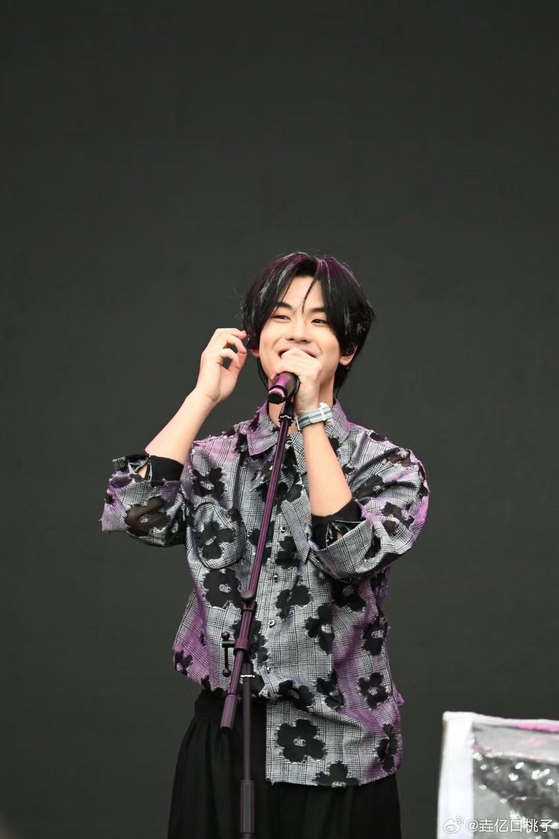 Lydyalbatross's tweet photo. Taotao at 江豚音乐节! 

Took the photos from 垚亿口桃子 on weibo because fuck are these pictures good. 

If someone uploads his performance on BiliBili/Weibo, I’ll add the link here. https://t.co/GasSTgRcKQ