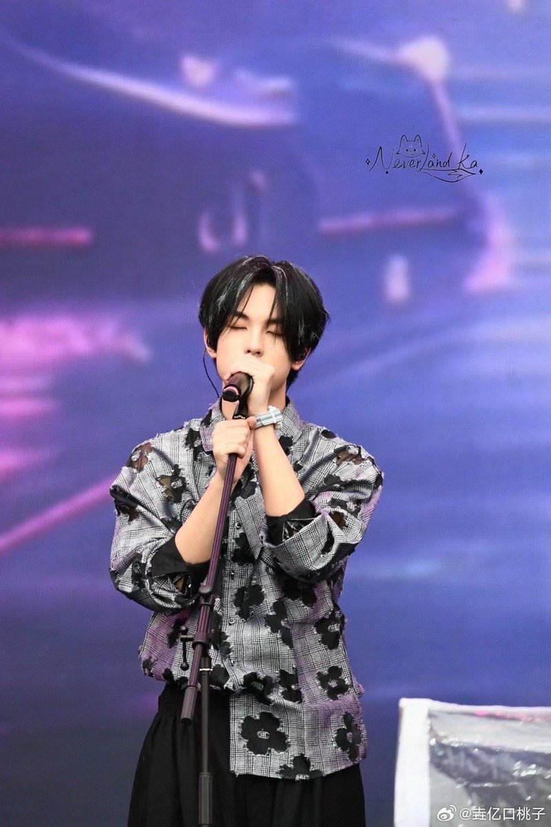 Lydyalbatross's tweet photo. Taotao at 江豚音乐节! 

Took the photos from 垚亿口桃子 on weibo because fuck are these pictures good. 

If someone uploads his performance on BiliBili/Weibo, I’ll add the link here. https://t.co/GasSTgRcKQ