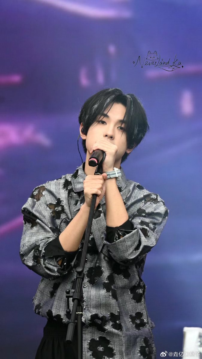Lydyalbatross's tweet photo. Taotao at 江豚音乐节! 

Took the photos from 垚亿口桃子 on weibo because fuck are these pictures good. 

If someone uploads his performance on BiliBili/Weibo, I’ll add the link here. https://t.co/GasSTgRcKQ