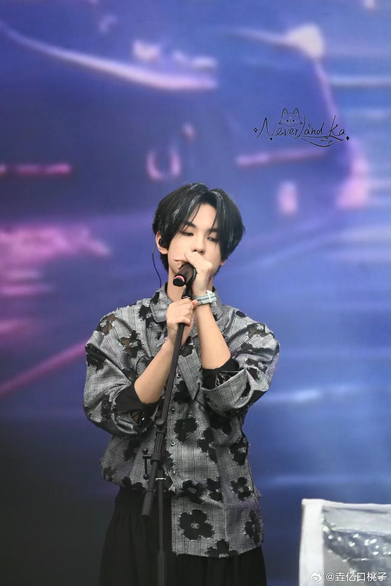 Lydyalbatross's tweet photo. Taotao at 江豚音乐节! 

Took the photos from 垚亿口桃子 on weibo because fuck are these pictures good. 

If someone uploads his performance on BiliBili/Weibo, I’ll add the link here. https://t.co/GasSTgRcKQ
