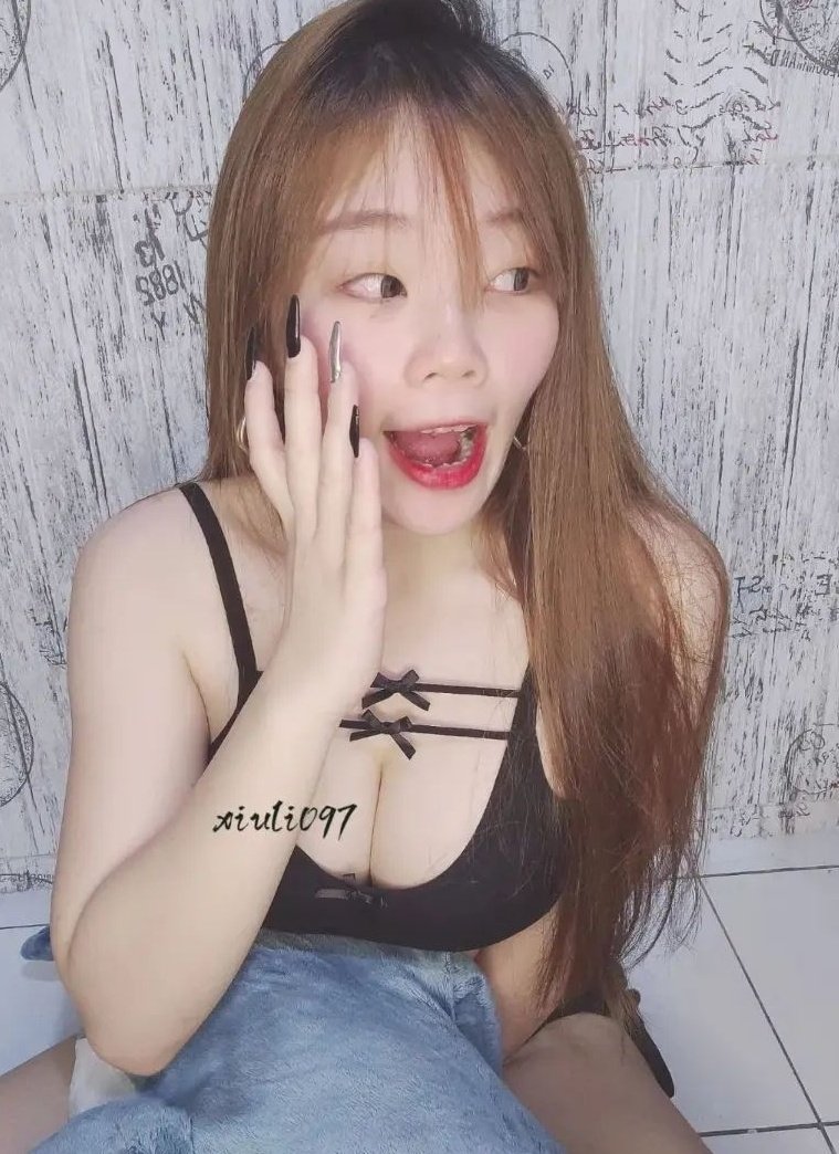 万事俱备、就差嘴里一根硬硬肉棒！