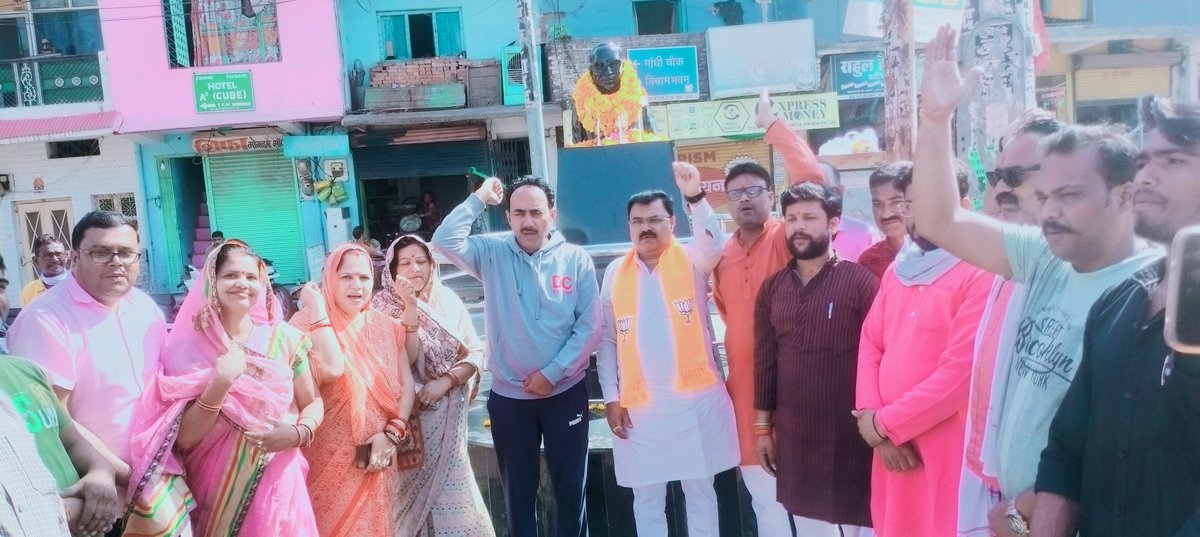 sanjay_baudh's tweet photo. विश्व रतन संविधान निर्माता डॉ बाबासाहेब अंबेडकर जयंती के शुभ अवसर पर आज दिनांक 14 अप्रैल 2024 को पन्ना कोतवाली चौराहा पर बाबा साहब की प्रतिमा पर पुष्प अर्पित किया जिसमें अनुसूचित जाति मोर्चा के प्रदेश के अध्यक्ष डॉक्टर कैलाश जाटव जी
 #Baba_Sahab_Ambedkar_jayanti https://t.co/aSUFxN5wsW