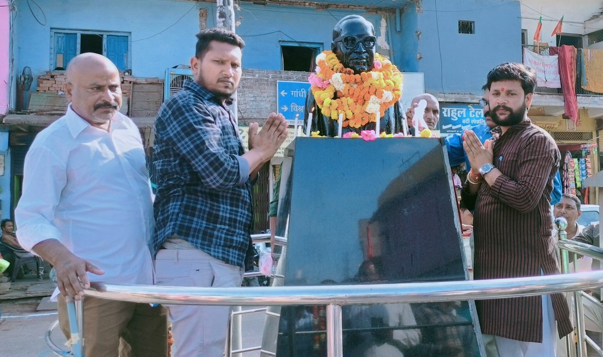 sanjay_baudh's tweet photo. विश्व रतन संविधान निर्माता डॉ बाबासाहेब अंबेडकर जयंती के शुभ अवसर पर आज दिनांक 14 अप्रैल 2024 को पन्ना कोतवाली चौराहा पर बाबा साहब की प्रतिमा पर पुष्प अर्पित किया जिसमें अनुसूचित जाति मोर्चा के प्रदेश के अध्यक्ष डॉक्टर कैलाश जाटव जी
 #Baba_Sahab_Ambedkar_jayanti https://t.co/aSUFxN5wsW