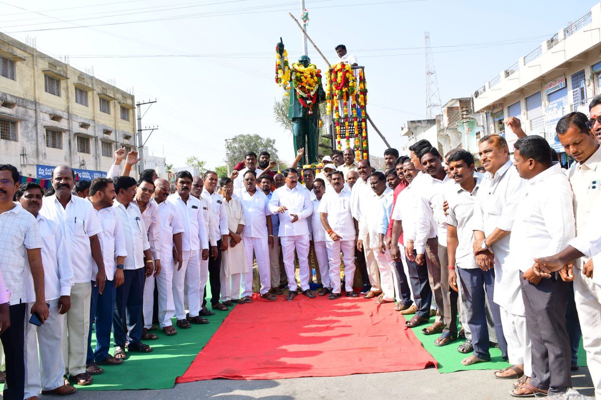 SingireddyBRS's tweet photo. భారత రాజ్యాంగ నిర్మాత, భారతరత్న డాక్టర్ బీఆర్ అంబేద్కర్ 133వ జయంతి సందర్భంగా వనపర్తిలో వారి విగ్రహానికి నివాళులు అర్పించిన మాజీ మంత్రి @SingireddyBRS గారు https://t.co/emxDe8Lnkg