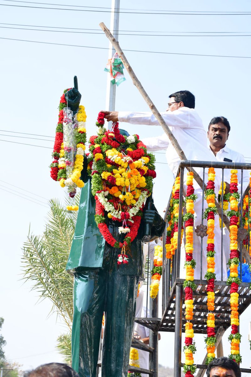SingireddyBRS's tweet photo. భారత రాజ్యాంగ నిర్మాత, భారతరత్న డాక్టర్ బీఆర్ అంబేద్కర్ 133వ జయంతి సందర్భంగా వనపర్తిలో వారి విగ్రహానికి నివాళులు అర్పించిన మాజీ మంత్రి @SingireddyBRS గారు https://t.co/emxDe8Lnkg