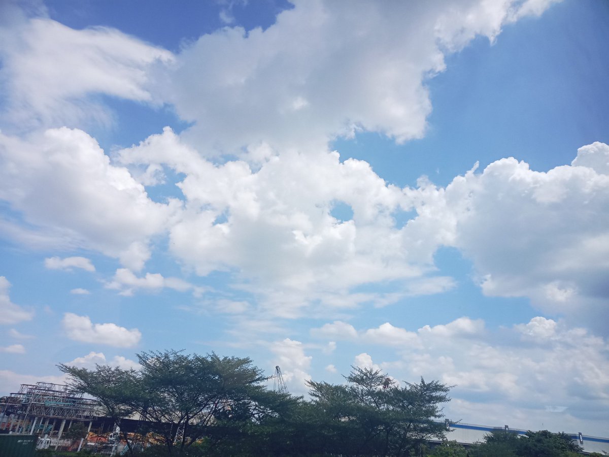 udangabon204's tweet photo. Kenapa hari ini langit begitu cerah? 🙂
Karena ada anak lanang yang sedang pulang dengan harapan bertemu ibu bapak dan makan masakan request nya https://t.co/CpILokU3on