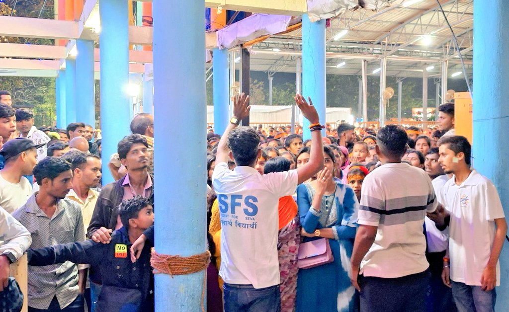 abvpcg's tweet photo. माता बमलेश्वरी मंदिर डोंगरगढ़ में नवरात्रि सेवा कार्यक्रम लगातार जारी है। नवरात्रि की पंचमी के दिन भी अधिक संख्या में श्रद्धालुओं के एकत्रित होने के बाद अभाविप कार्यकर्ताओं ने  व्यवस्था बनाए रखने में सहयोग दिया। 

अभाविप राजनांदगांव जिले के कार्यकर्ताओं द्वारा माता बमलेश्वरी मंदिर डोंगरगढ़ में नवरात्रि के प्रथम दिन से ही @students4seva, @SFDIndiaOrg के माध्यम से लगातार प्लास्टिक मुक्त मंदिर परिसर अभियान चलाया जा रहा है, एवं दूर दूर से आए श्रद्धालुओं को सेवा दी जा रही है, साथ ही मंदिर में व्यवस्था एवं नियंत्रण भी किया जा रहा है।
#studentsforseva
#ABVPForSociety