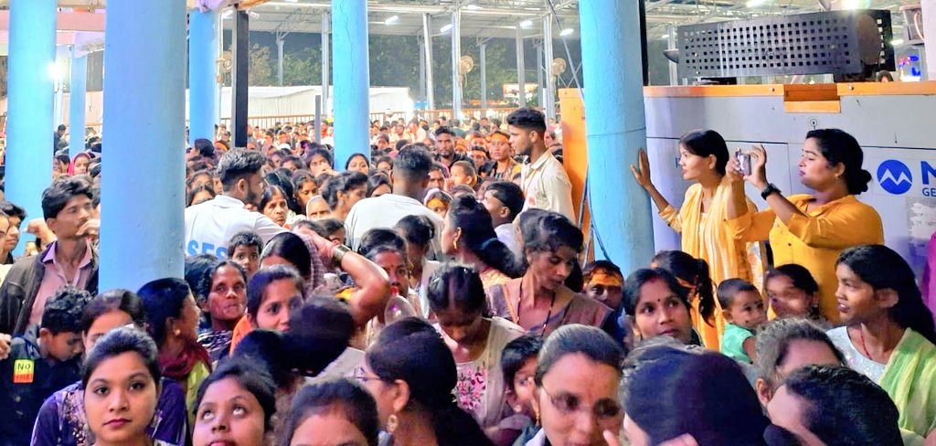 abvpcg's tweet photo. माता बमलेश्वरी मंदिर डोंगरगढ़ में नवरात्रि सेवा कार्यक्रम लगातार जारी है। नवरात्रि की पंचमी के दिन भी अधिक संख्या में श्रद्धालुओं के एकत्रित होने के बाद अभाविप कार्यकर्ताओं ने  व्यवस्था बनाए रखने में सहयोग दिया। 

अभाविप राजनांदगांव जिले के कार्यकर्ताओं द्वारा माता बमलेश्वरी मंदिर डोंगरगढ़ में नवरात्रि के प्रथम दिन से ही @students4seva, @SFDIndiaOrg के माध्यम से लगातार प्लास्टिक मुक्त मंदिर परिसर अभियान चलाया जा रहा है, एवं दूर दूर से आए श्रद्धालुओं को सेवा दी जा रही है, साथ ही मंदिर में व्यवस्था एवं नियंत्रण भी किया जा रहा है।
#studentsforseva
#ABVPForSociety