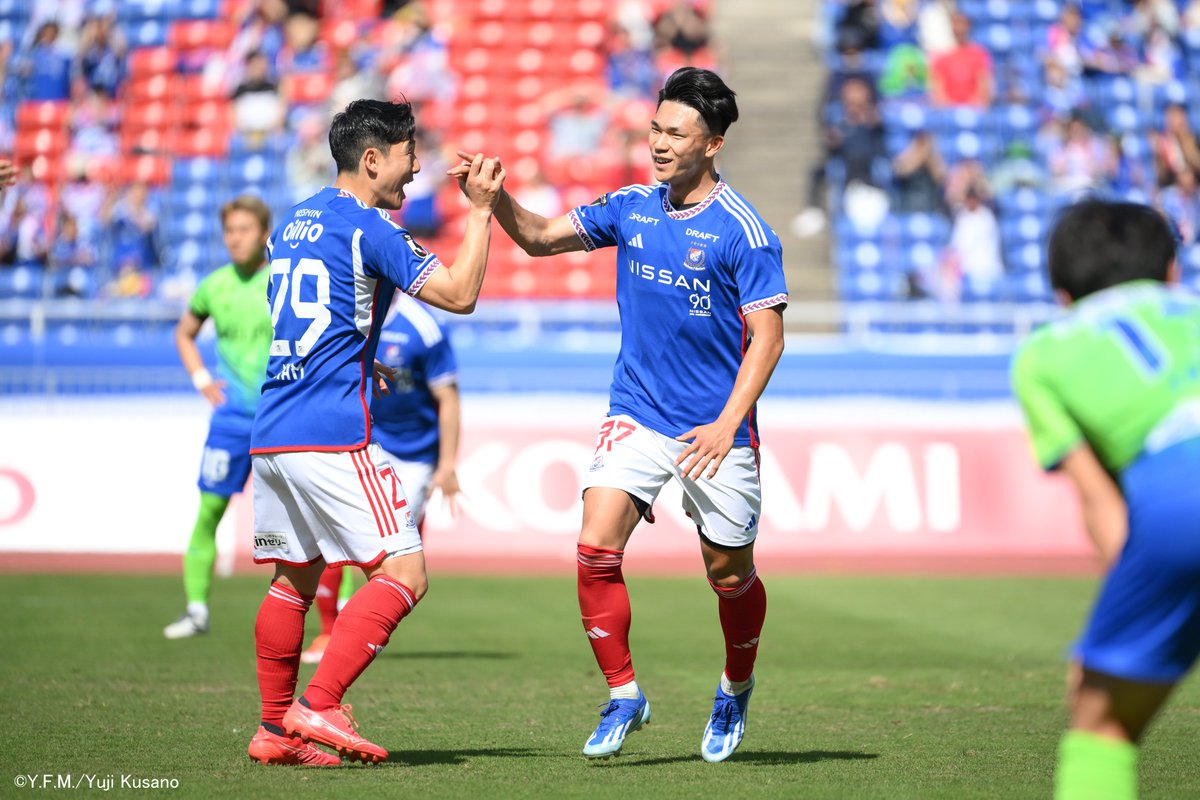 saudade1173's tweet image. ゴール前の反応の速さはTHEフォワード。
緊張が解けた僅かな時間だけ笑顔を見せてくれた。
この季節の晴天14時KOの撮り辛さは半端ない
「晴れてて良い写真撮れますね！」は大間違いでコントラスト高く下を向けば影になる激ムズコンディション
頑張りましたけど🥺
#日産スタジアム #塩貝健人 #fmarinos