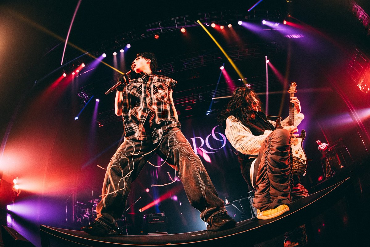 iamnovelcore's tweet photo. ⁡HERO TOUR 2024
福岡公演 at Zepp Fukuoka
⁡
福岡、ただいま！最高に楽しかった！
マジで温かい街だよね。大好きだわ。
⁡
初っ端から皆のテンションが超アツくて、こっちもやってやろうって気持ちになったし、皆がiPhoneのブレを気にしなくなってきた後半は特に凄かったね…！（笑）
何だろうね、あの高揚感とスピード感。最後の曲に辿り着くまでの体感が1番早かったよ。
⁡
俺らも今回、各公演ごとにセットリストや曲の繋ぎ、細かい演奏やステージングを臨機応変に変えながらブラッシュアップを繰り返していて、ここに来てまた1つ、このツアーの完成系が想像出来てきたよ！まだ良くなる！
⁡
観に来てくれていたYastaka、KAITO、SASUKE、Seiyaの4名に、1曲だけダンサーとして急遽飛び入り参加してもらうという無茶振りも（笑）
⁡
サプライズだらけの良い夜だったと思う！
最高だったよ！ありがとう！
⁡
また必ず帰ってきます！
⁡
Photo: @SatoshiHata 
⁡
#HERO_TOUR2024