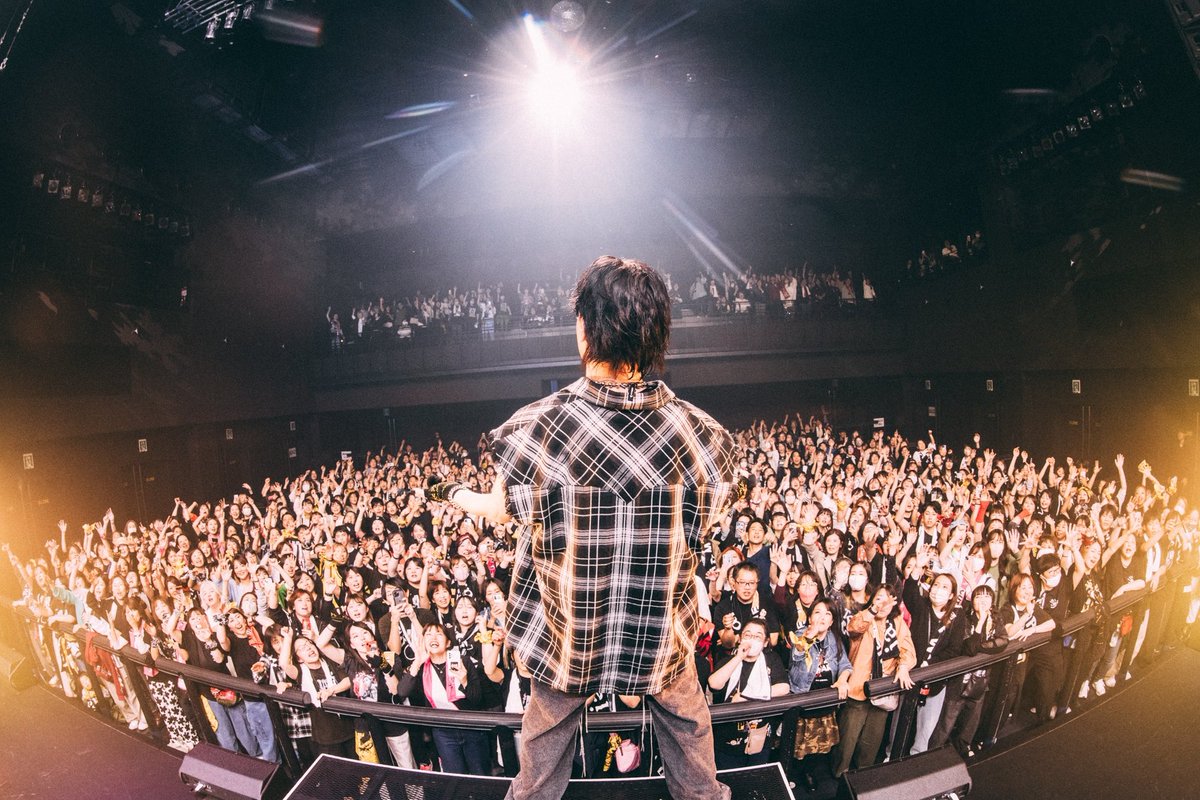 iamnovelcore's tweet photo. ⁡HERO TOUR 2024
福岡公演 at Zepp Fukuoka
⁡
福岡、ただいま！最高に楽しかった！
マジで温かい街だよね。大好きだわ。
⁡
初っ端から皆のテンションが超アツくて、こっちもやってやろうって気持ちになったし、皆がiPhoneのブレを気にしなくなってきた後半は特に凄かったね…！（笑）
何だろうね、あの高揚感とスピード感。最後の曲に辿り着くまでの体感が1番早かったよ。
⁡
俺らも今回、各公演ごとにセットリストや曲の繋ぎ、細かい演奏やステージングを臨機応変に変えながらブラッシュアップを繰り返していて、ここに来てまた1つ、このツアーの完成系が想像出来てきたよ！まだ良くなる！
⁡
観に来てくれていたYastaka、KAITO、SASUKE、Seiyaの4名に、1曲だけダンサーとして急遽飛び入り参加してもらうという無茶振りも（笑）
⁡
サプライズだらけの良い夜だったと思う！
最高だったよ！ありがとう！
⁡
また必ず帰ってきます！
⁡
Photo: @SatoshiHata 
⁡
#HERO_TOUR2024