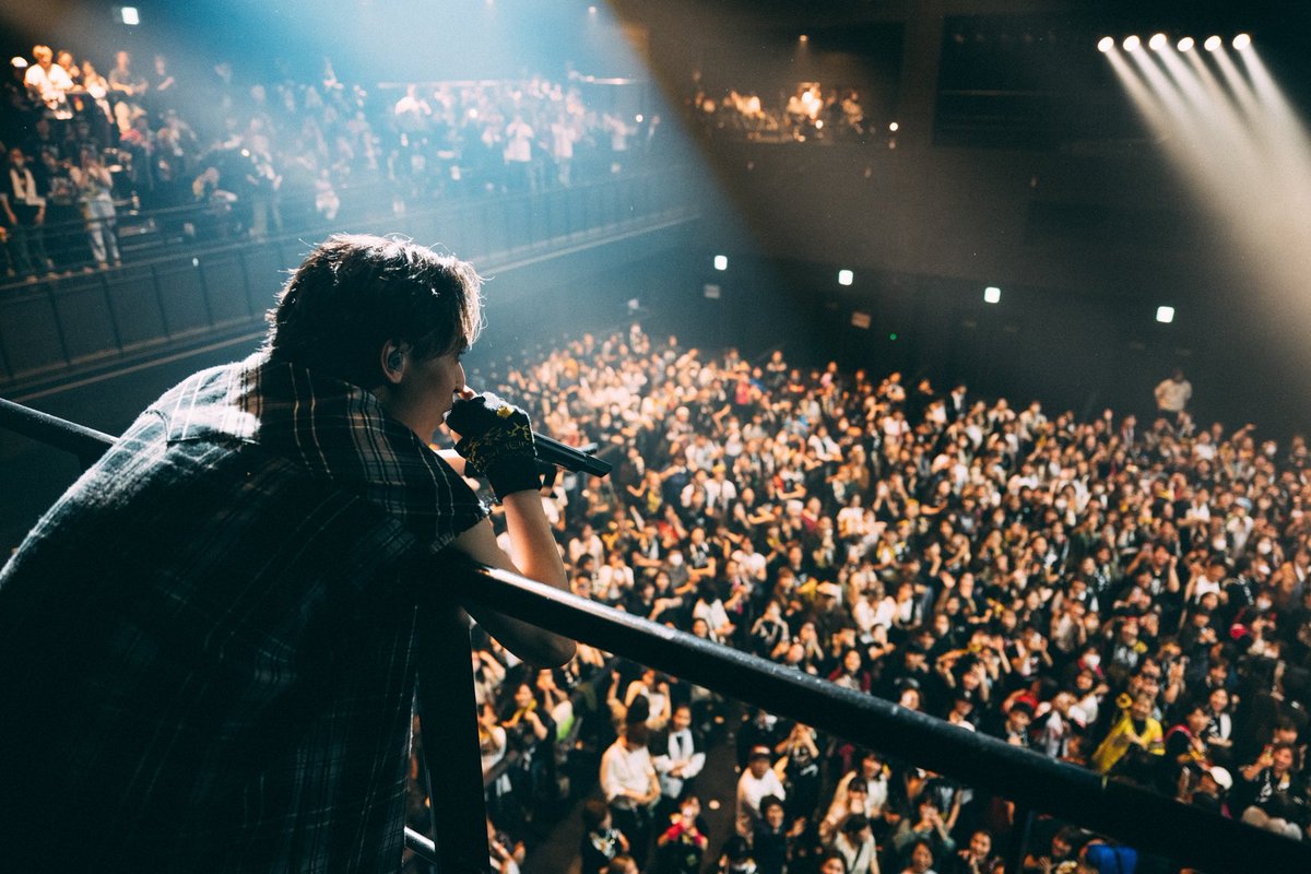 iamnovelcore's tweet photo. ⁡HERO TOUR 2024
福岡公演 at Zepp Fukuoka
⁡
福岡、ただいま！最高に楽しかった！
マジで温かい街だよね。大好きだわ。
⁡
初っ端から皆のテンションが超アツくて、こっちもやってやろうって気持ちになったし、皆がiPhoneのブレを気にしなくなってきた後半は特に凄かったね…！（笑）
何だろうね、あの高揚感とスピード感。最後の曲に辿り着くまでの体感が1番早かったよ。
⁡
俺らも今回、各公演ごとにセットリストや曲の繋ぎ、細かい演奏やステージングを臨機応変に変えながらブラッシュアップを繰り返していて、ここに来てまた1つ、このツアーの完成系が想像出来てきたよ！まだ良くなる！
⁡
観に来てくれていたYastaka、KAITO、SASUKE、Seiyaの4名に、1曲だけダンサーとして急遽飛び入り参加してもらうという無茶振りも（笑）
⁡
サプライズだらけの良い夜だったと思う！
最高だったよ！ありがとう！
⁡
また必ず帰ってきます！
⁡
Photo: @SatoshiHata 
⁡
#HERO_TOUR2024