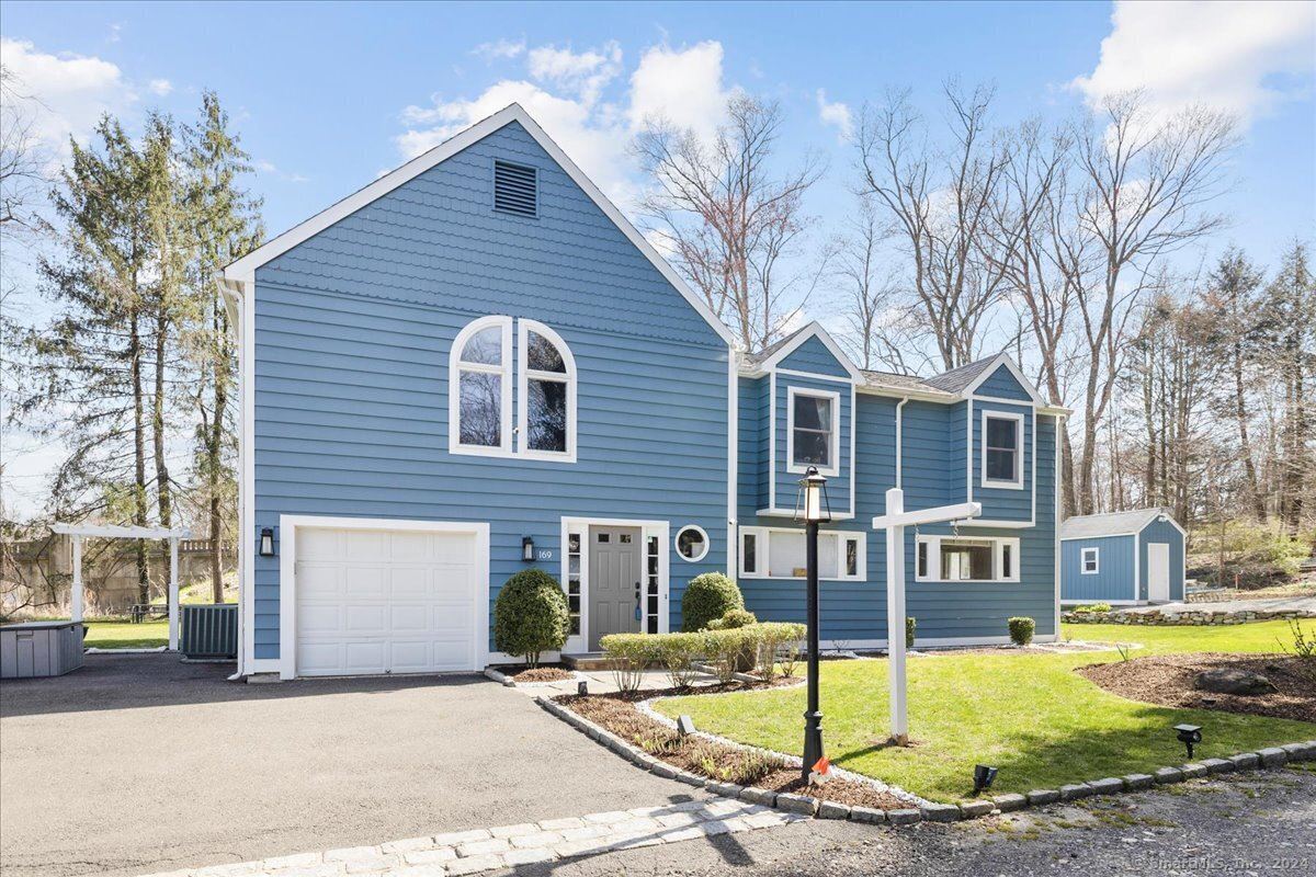 JaviFloresCT's tweet photo. 169 Silvermine Avenue, Norwalk, CT, 06850
5 bed | 3.5 bath 3174 Sq. Ft.
Active | 975000
https://t.co/gpy8uyC2vQ
This stunning colonial home has been meticulously remodeled and is located in the historic Silvermine neighborhood, set on nearly half an acre of expertly manicured... https://t.co/jRg8j9cwqV