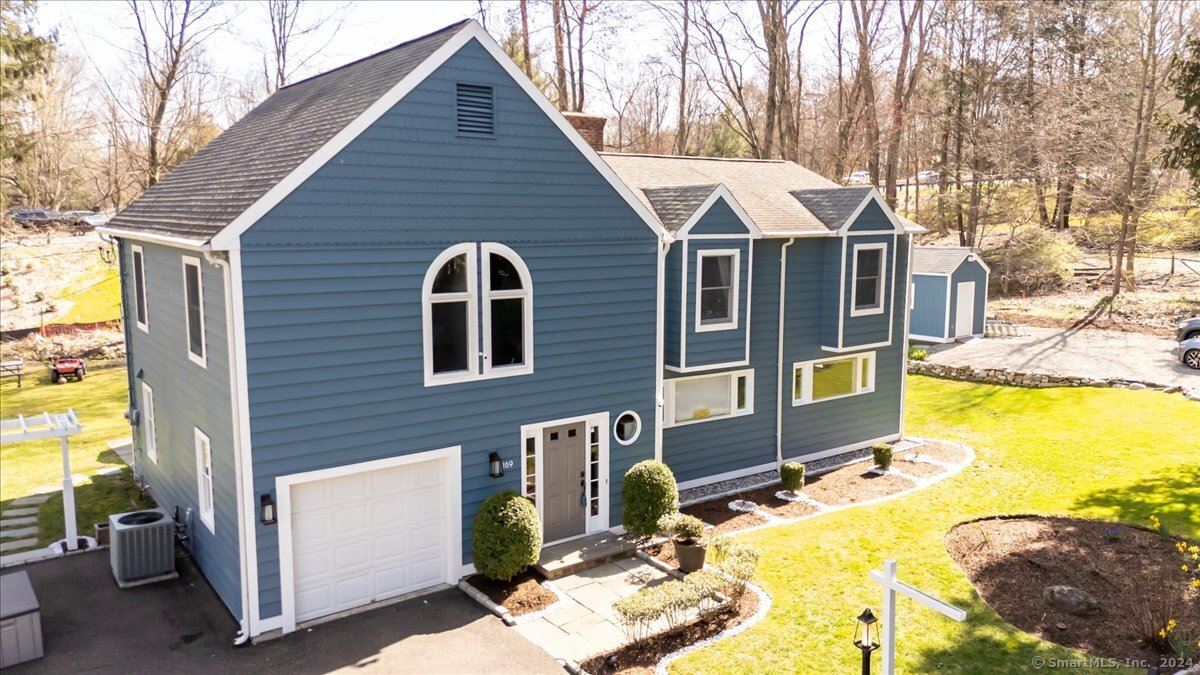 JaviFloresCT's tweet photo. 169 Silvermine Avenue, Norwalk, CT, 06850
5 bed | 3.5 bath 3174 Sq. Ft.
Active | 975000
https://t.co/gpy8uyC2vQ
This stunning colonial home has been meticulously remodeled and is located in the historic Silvermine neighborhood, set on nearly half an acre of expertly manicured... https://t.co/jRg8j9cwqV