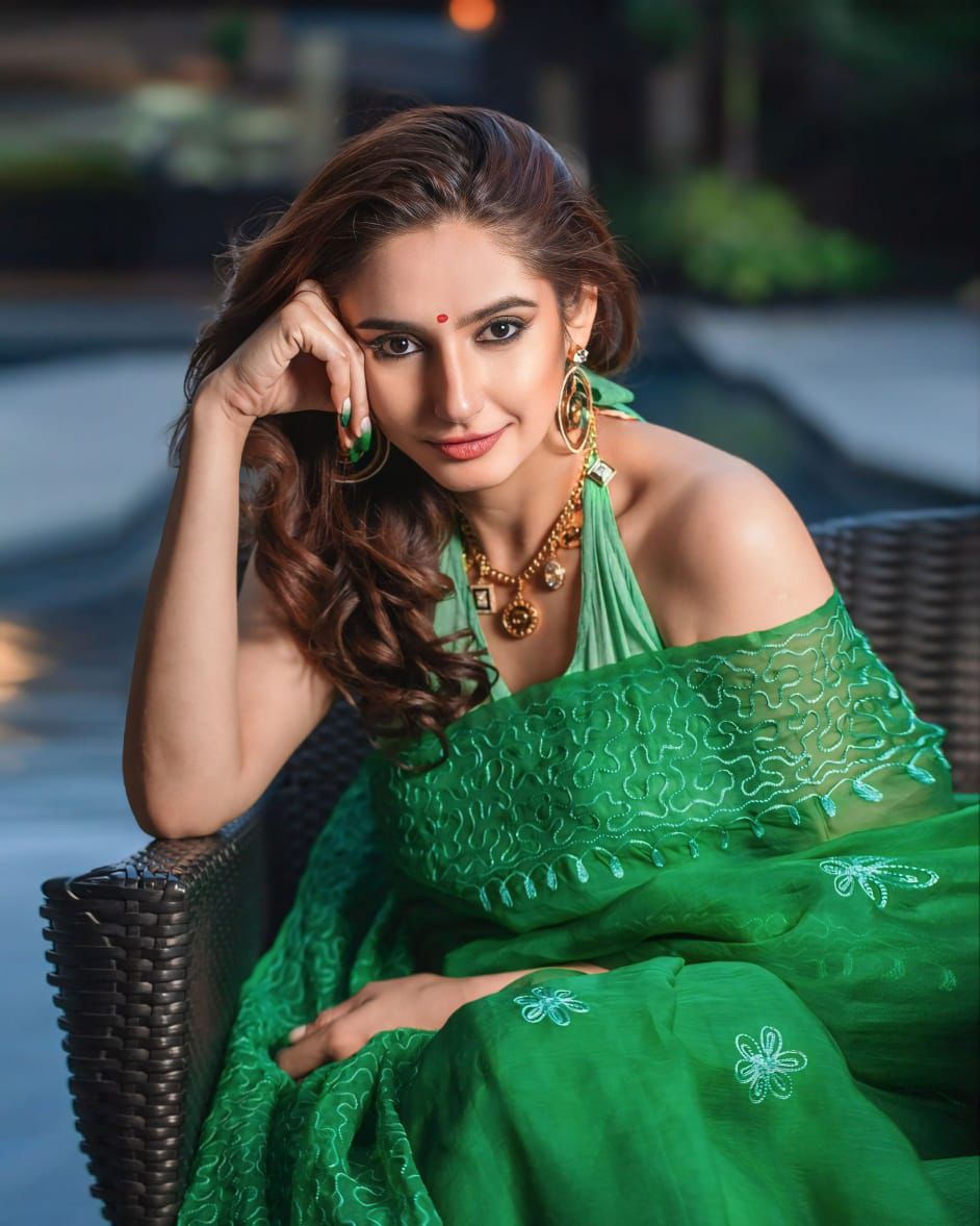 Green Queen! 💚 Check out these latest clicks of Actor #RaginiDwivedi 📸 @raginidwivedi24 @RIAZtheboss @V4umedia_ @V4UTALENTS