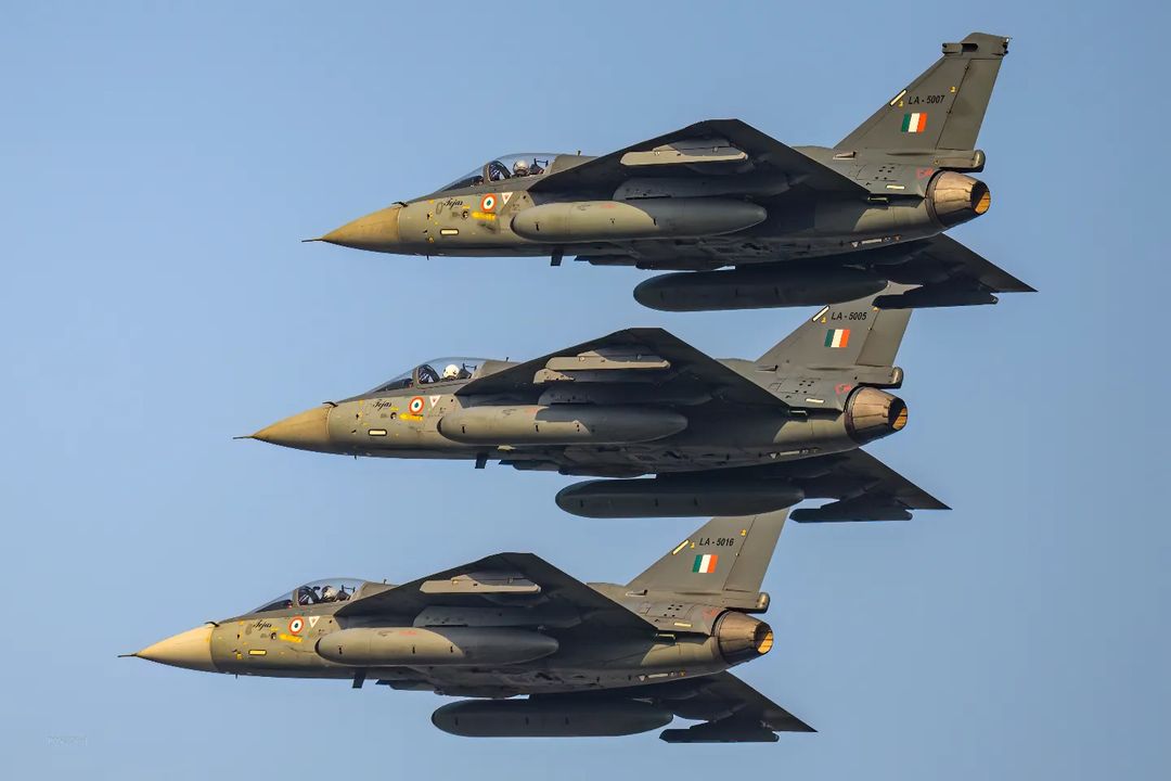 6 fully stripped & painted Tejas will turn more heads as formation aircraft than any @rafredarrows copy can ever hope to. India can only be represented by Indian aircraft. India's Kiran Mk-2s were better than Brit Hawks while Tejas is superior. Change or Perish @Suryakiran_IAF