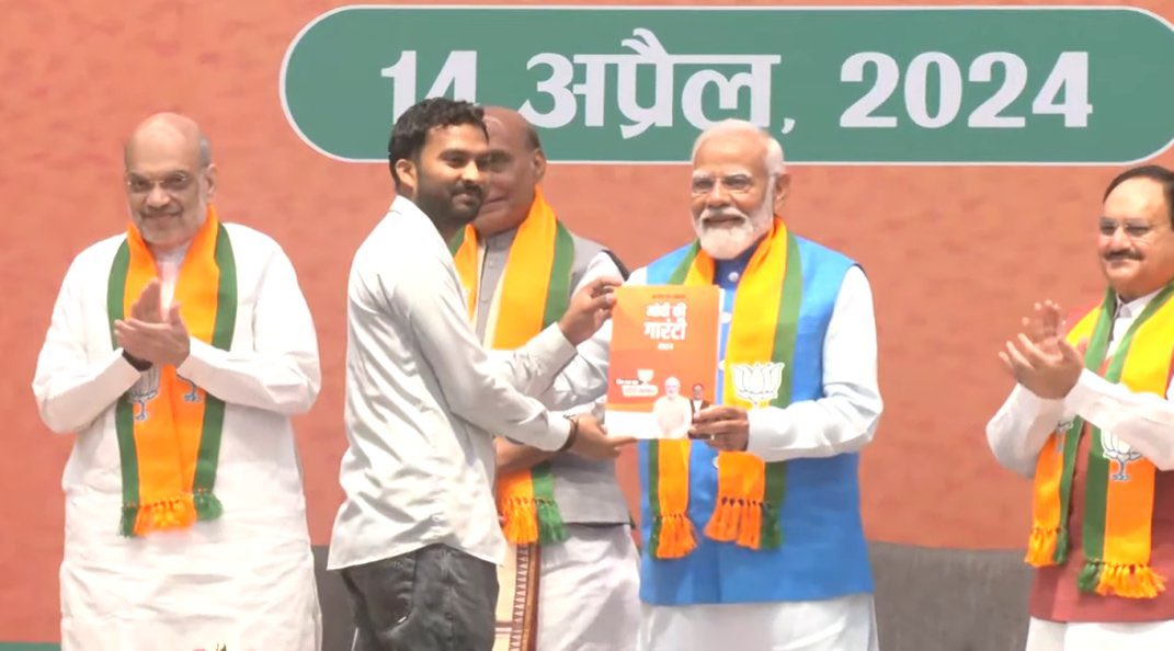 PankajSinghBJP's tweet photo. भारतीय जनता पार्टी GYAN (गरीब, युवा, अन्नदाता व नारीशक्ति) को लेकर आगे बढ़ रही है और 2047 तक विकसित भारत के निर्माण का संकल्प ले रही है। 

लोकसभा चुनाव-2024 के संकल्प पत्र के विमोचन के दौरान पीएम श्री @narendramodi ने इन चार व���्गों से एक-एक व्यक्ति को ये संकल्प पत्र सौंपा।

#ModiKiGuarantee