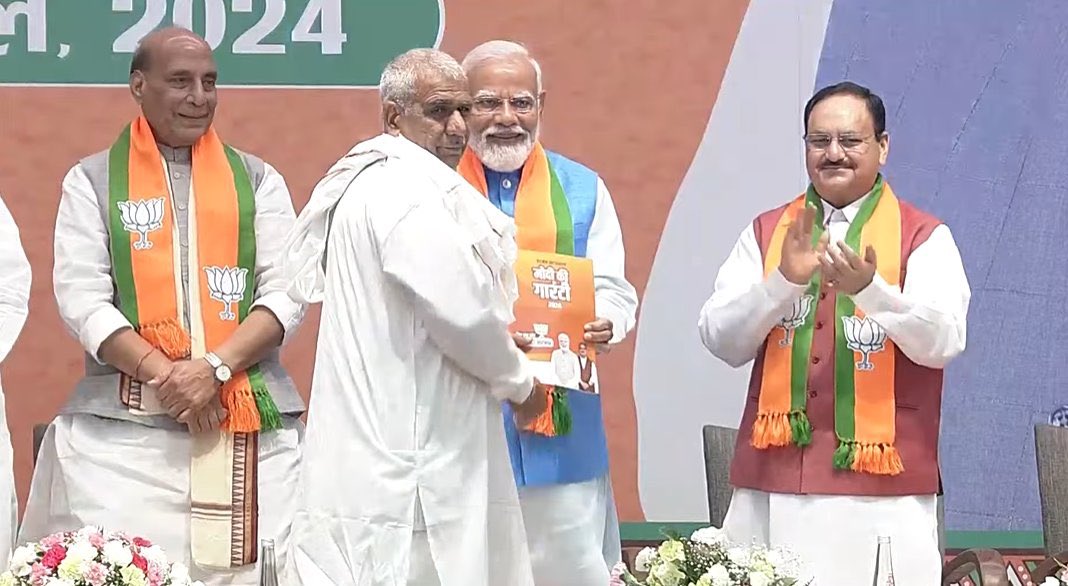 PankajSinghBJP's tweet photo. भारतीय जनता पार्टी GYAN (गरीब, युवा, अन्नदाता व नारीशक्ति) को लेकर आगे बढ़ रही है और 2047 तक विकसित भारत के निर्माण का संकल्प ले रही है। 

लोकसभा चुनाव-2024 के संकल्प पत्र के विमोचन के दौरान पीएम श्री @narendramodi ने इन चार व���्गों से एक-एक व्यक्ति को ये संकल्प पत्र सौंपा।

#ModiKiGuarantee