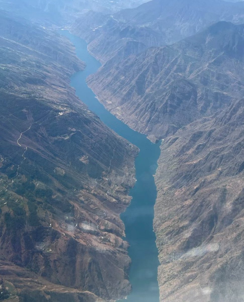 This is a photo about the Jinshajiang River in China taken on the plane. Do you like it? #AmazingChina #BeautifulChina #ChinaTravel #landscapes #travel #nature #photography #NaturePhotography @LarryDevine @KlatuBaradaNiko @AlteaFerrari @enriquillo2 @Alaayous3