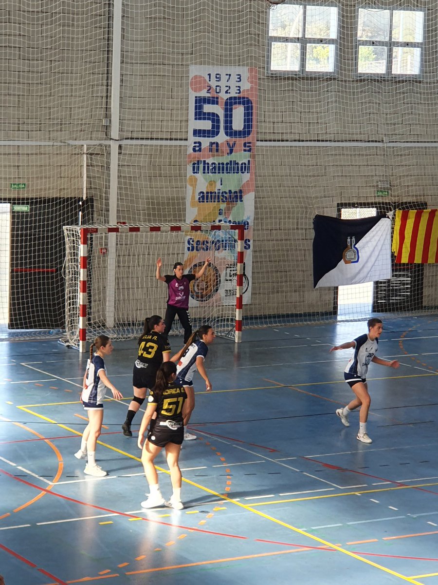 chses1973's tweet photo. ➡️  GRAN JORNADA... !!!

😊👉 Victòries (29-25) del Sènior-A ♂️  #1aEstatal vs @handbolsjd i del Sènior ♀️ (40-14) #2aCatHFem vs @chmartorell B les nostres noies son "liders"

😊👉 Derrota (26-28) del Sènior-B ♂️ #1aCatH vs @HandbolSuria i el Màster ♂️ descansa

💙🤍 #OrgullCHSES https://t.co/ntJJACObJg