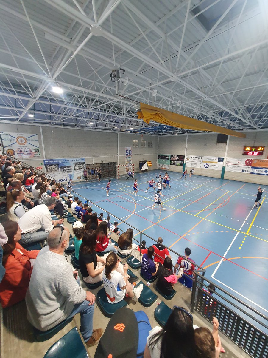 chses1973's tweet photo. ➡️  GRAN JORNADA... !!!

😊👉 Victòries (29-25) del Sènior-A ♂️  #1aEstatal vs @handbolsjd i del Sènior ♀️ (40-14) #2aCatHFem vs @chmartorell B les nostres noies son "liders"

😊👉 Derrota (26-28) del Sènior-B ♂️ #1aCatH vs @HandbolSuria i el Màster ♂️ descansa

💙🤍 #OrgullCHSES https://t.co/ntJJACObJg