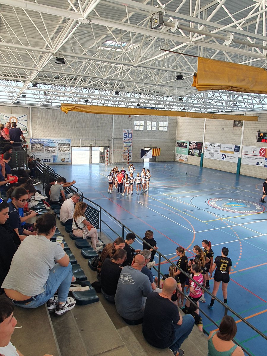 chses1973's tweet photo. ➡️  GRAN JORNADA... !!!

😊👉 Victòries (29-25) del Sènior-A ♂️  #1aEstatal vs @handbolsjd i del Sènior ♀️ (40-14) #2aCatHFem vs @chmartorell B les nostres noies son "liders"

😊👉 Derrota (26-28) del Sènior-B ♂️ #1aCatH vs @HandbolSuria i el Màster ♂️ descansa

💙🤍 #OrgullCHSES https://t.co/ntJJACObJg