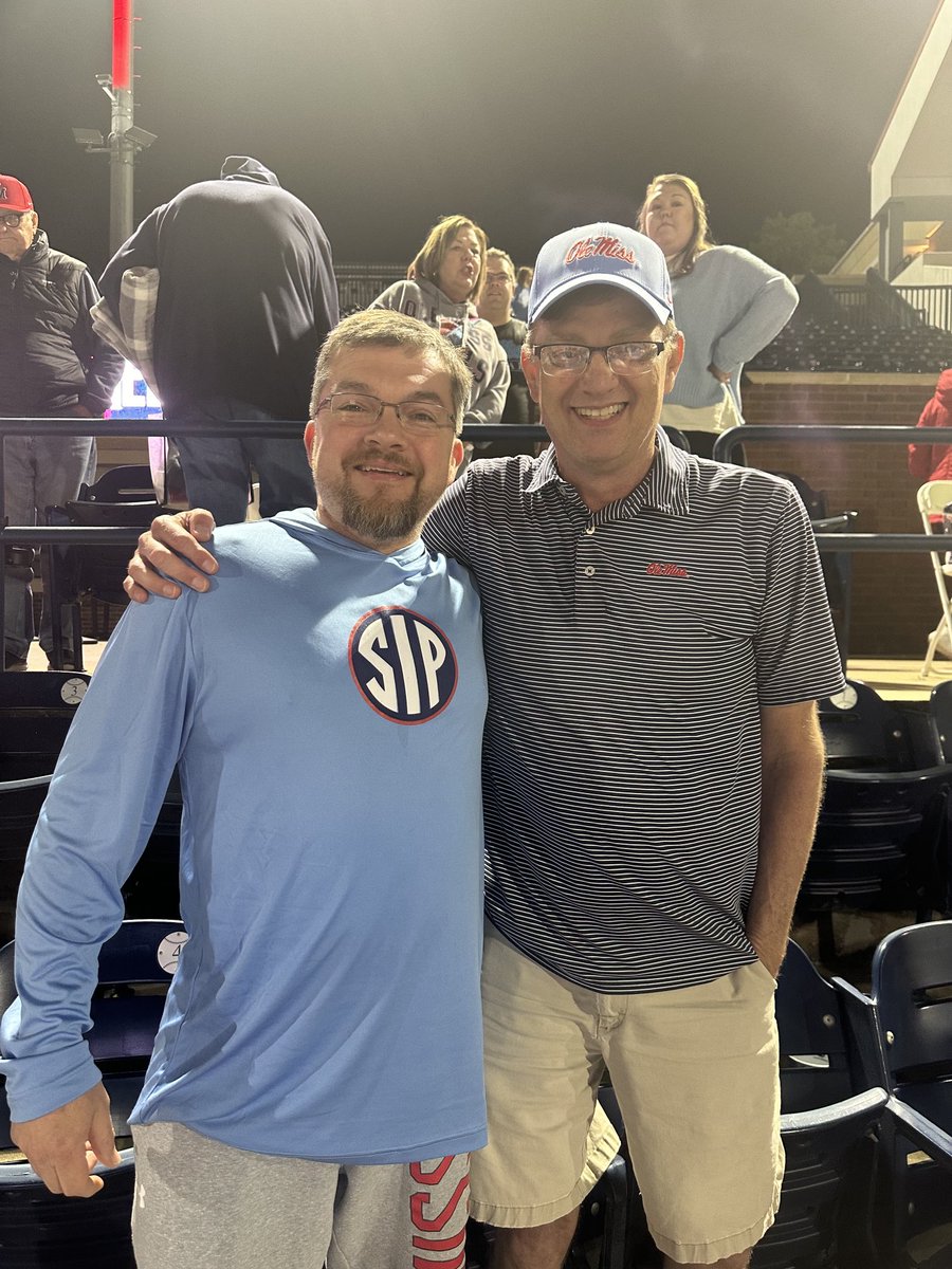 CRagan_finsup's tweet photo. I got to meet my Twitter buddy tonight for the 1st time!
It was so cool!
@KennyWCarson
What an AWESOME guy! 🙌🏼
See ya tomorrow.
#TicketGuy
#BeatState
#HottyToddy https://t.co/gsBZVaLByS