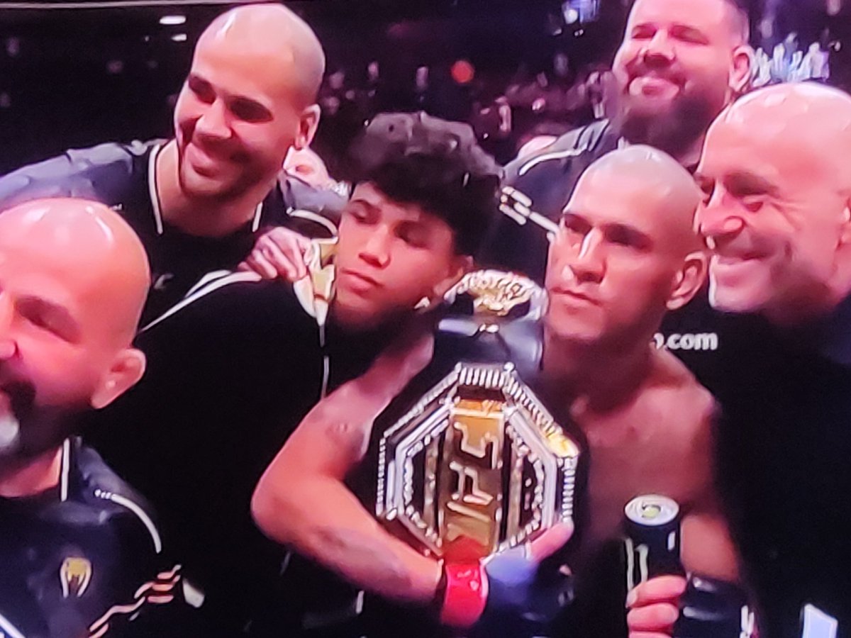 fabiobarbosa007's tweet photo. #UFCBR, #UFC300 
Ele falou: calma aí juiz, não atrapalha e sentou a mão na "venta" do jamahal hill🥴, e o resultado todos sabemos👇chama💪🏿😁🤜🏿🇧🇷 https://t.co/NvkFyjCISs