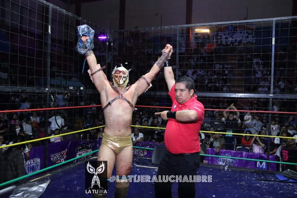 LaTijeraLucha's tweet photo. Las reglas y formatos cambian en #FaceToFaceEnJaula del #TemploDeLaMagiaLuchistica,donde en una lucha extrema y sangrient4 se apostarán máscaras y cabelleras,uno a uno fueron saliendo los gladiadores del enrejado: #ReyEspectrito, #HijoDelBandido, #CrisStoneJr, #Bizhota, #Extasis https://t.co/hzYt7AtsSi