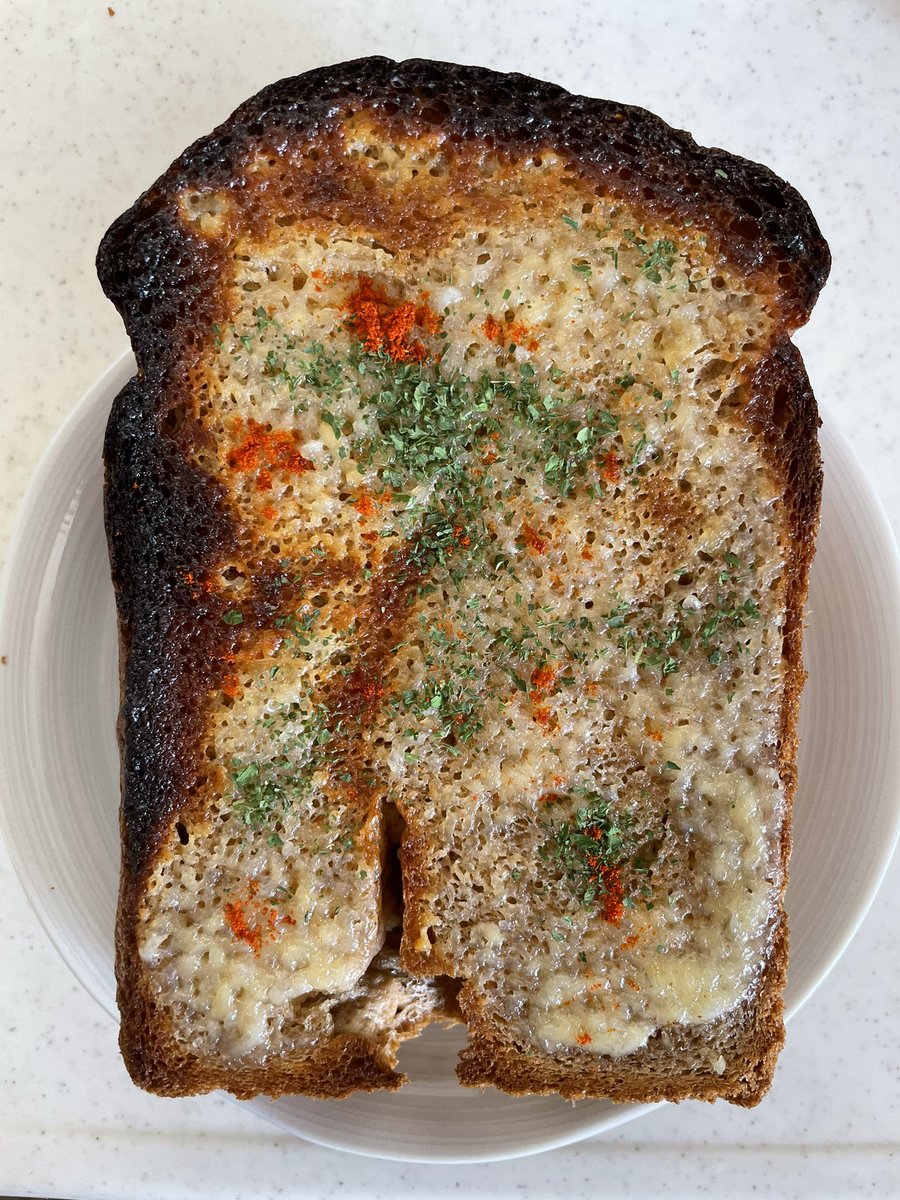 frs_hirakata's tweet photo. #飯テロ昼の部 です🍞✨
#焼きたて #全粒粉パン を塾長が #ガーリックトースト にしてくれました🧄
喫茶店で出てきそうな絶品の美味しさでした🤤
#八朔茶 と一緒にいただきました🍊🍵
#ありがとう
#homemade
#homemadebread
#homemadeconfections
#茶好連
#塾講師飯テロ部
#塾講師喫茶部
#garlictoast https://t.co/J7vl5veuNM