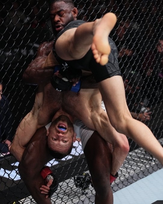 <a href="/funkmasterMMA/">Aljamain Sterling</a> I didn't expect you to powerbomb a grown ass man against his will

(Look at his face) 🤣