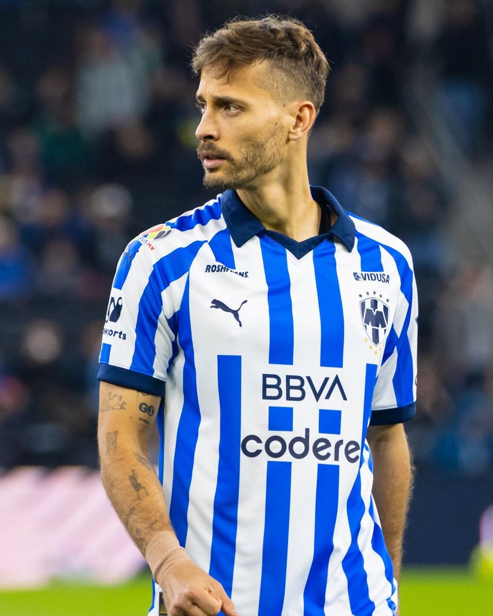 Doblete de asistencias en el Clásico Regio, Sergio Canales.