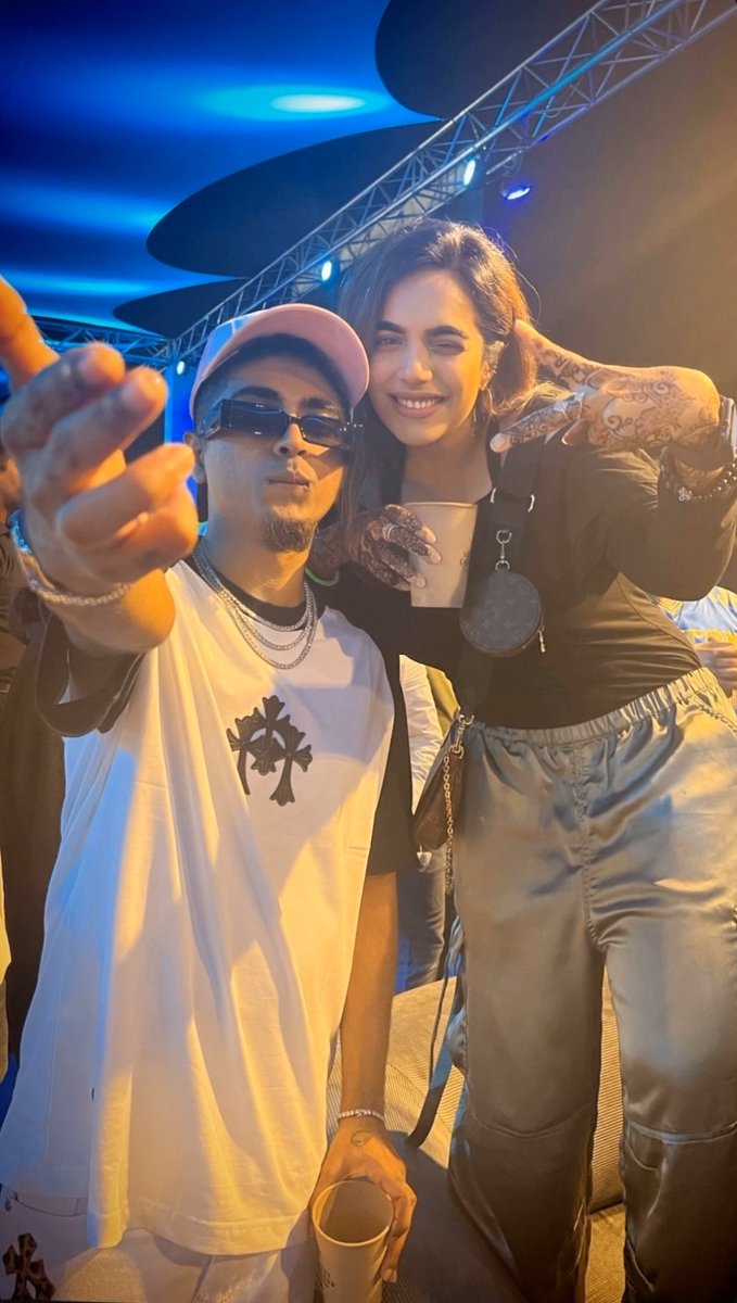 Kayu_Tweet6f's tweet photo. #MCStan at Diljit paji concert 😍 
Hey beautiful girl itna close hone ki zrurt nh thi waise 😏🙄

#MCStan #MCStanArmy #Stannyarmy #Mitramandal https://t.co/84BY6rIwLc