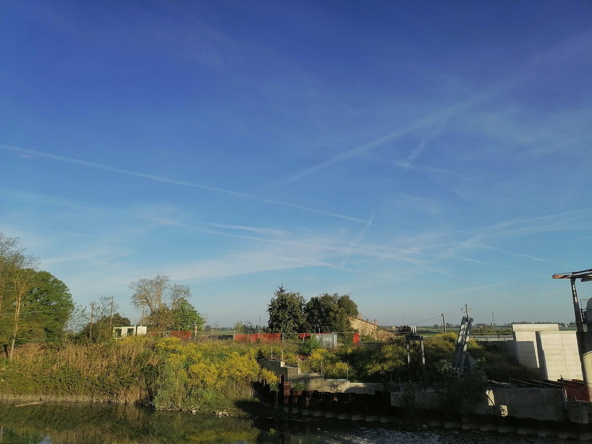 Io posso anche credere che siano solo 'scie di condensazione', ma rivolgendomi ai sostenitori di tale tesi (non ipotesi), chiedo: perché mai quando non vi sono scie il cielo è limpido e quando vi sono diventa poco dopo lattiginoso? Forza, non vergognatevi.