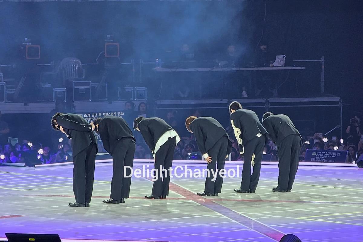 EXOPublicity's tweet photo. EXO bowing 90degrees ❤️ https://t.co/ZoaGaqLhmu