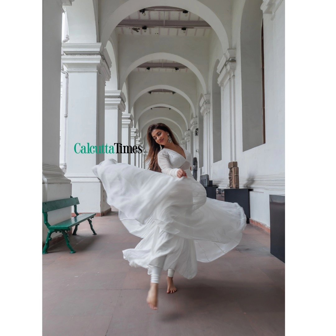 We had an exclusive Poila Boishakh shoot-in-motion with the gorgeous Rukmini Maitra. Here's how it went..

Pics: Kaustav Saikia 
Hair and make-up: Prasenjit Biswas 
Outfit and styling : Abhisek Roy
Location: Indian Museum 

#rukminimaitra #exclusiveshoot #poilaboishak