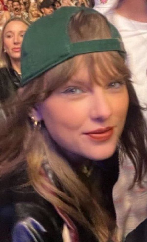 🚨| A 13.0 Tyrannosaurus rex magnitude slayquake has hit #Coachella grounds as Taylor Swift stuns in backwards green mother cap