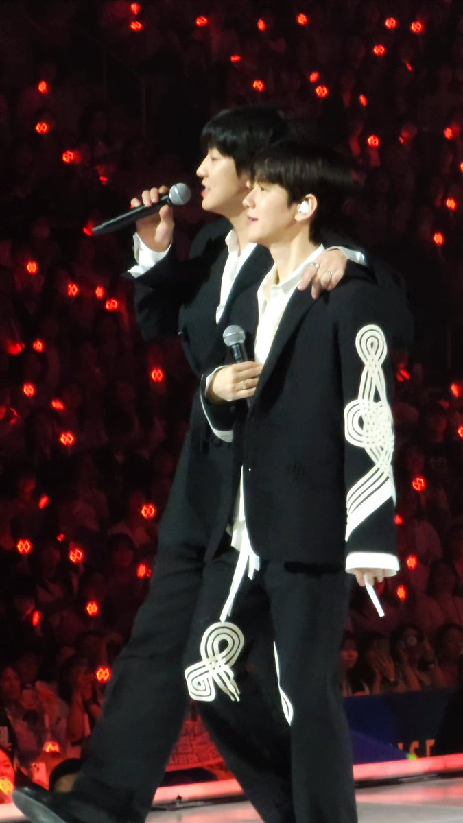 adorable__CB's tweet photo. MY CHANBAEK DREAM

#EXOfanmeeting #ONE https://t.co/1YbKjElDkv