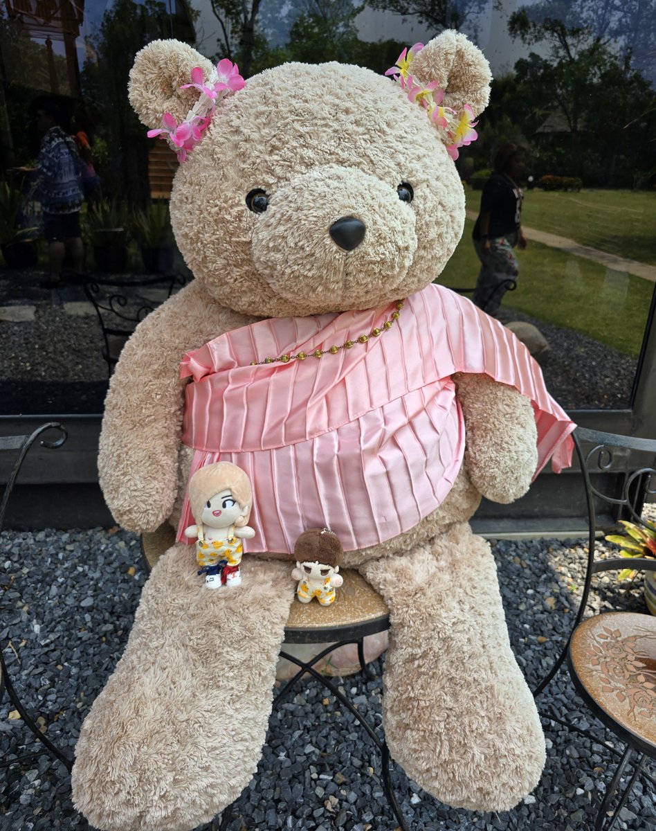 อาม้าาาาาาาาาา ทำไมอั้วะไม่ได้ใส่ชุดไทยแบบพี่หมีนะ 😔😔😔😔😔😔

#เด็กๆของKusa