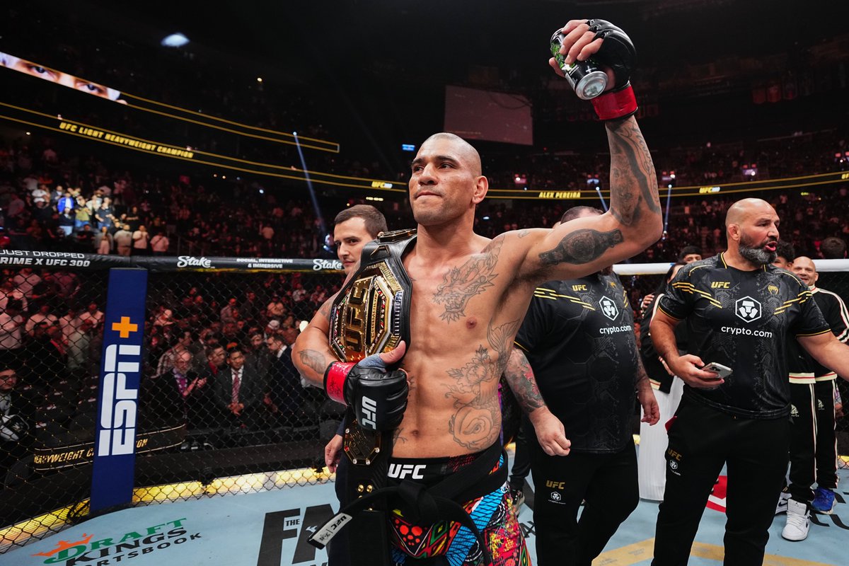 CHAMA🇧🇷👏 <a href="/AlexPereiraUFC/">Alex "Poatan" Pereira</a> 

Que manera de cerrar una noche histórica #UFC300